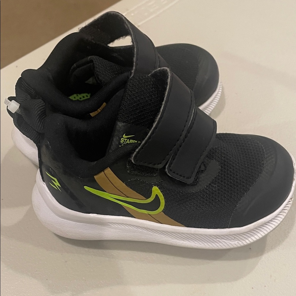 🛑🛑SOLD🛑🛑Nike Kids Black Sneakers with Green and Gold Accents